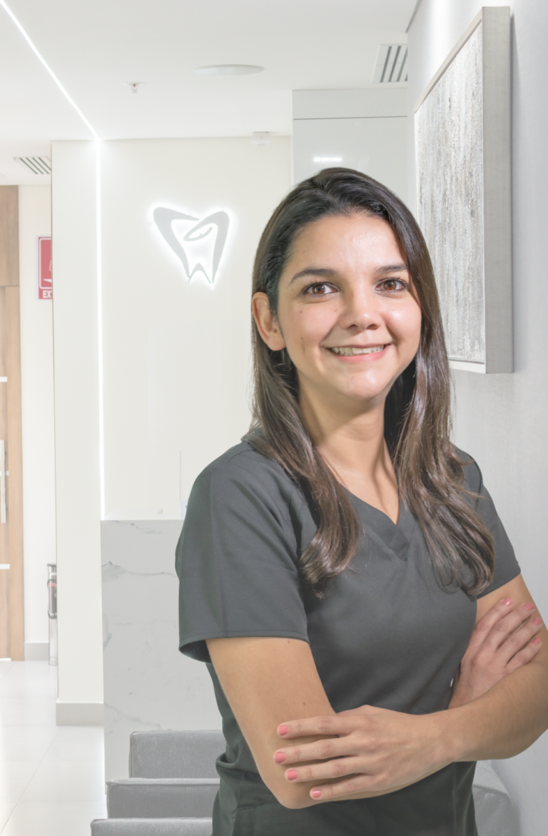 Especialista en Implantes implantologa y prostodoncista experta en odontologia integral para tijuana